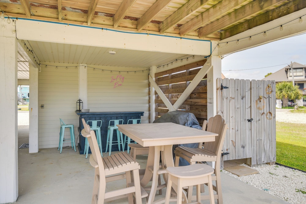 2 Blocks to Beach: Gulf Shores Getaway w/ Dock!