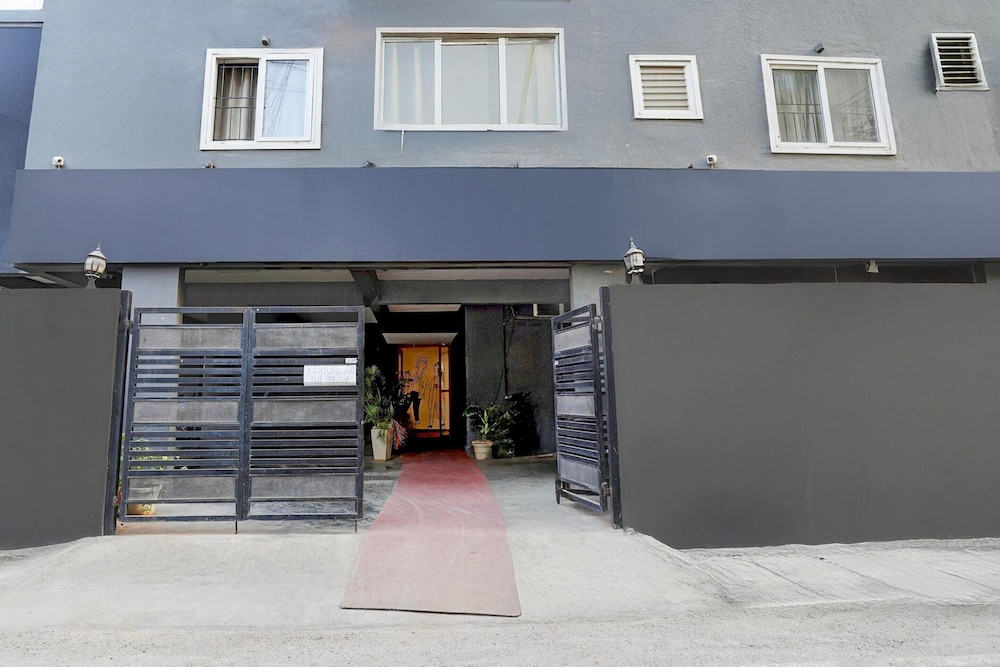 Spacious Comfort Stays Near Aerospace Museum