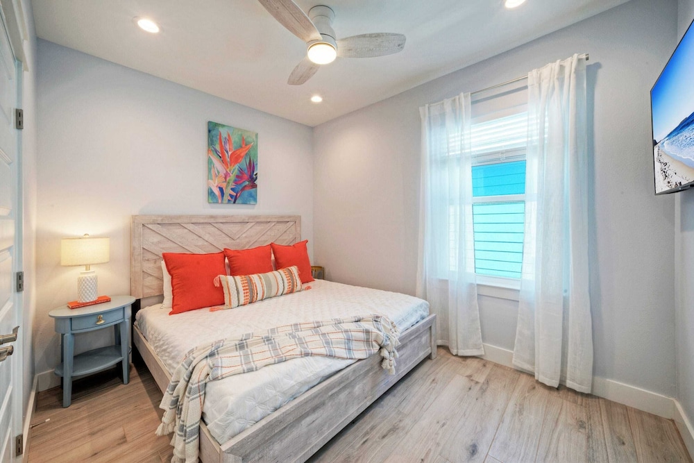 Deja Blue Coastal Retreat w/ Pool, Firepit, BBQ & Outdoor TV Lounge