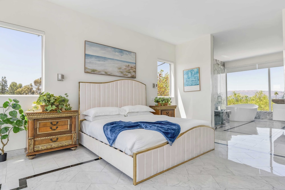 Luxe LA Escape w/ Pool, Views & Game Room Alta Vista Estate by Avantstay