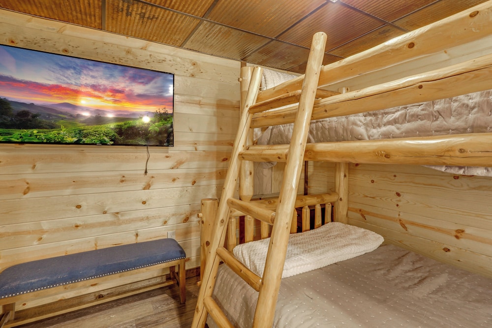 Family-friendly Cabin w/ Hot Tub in Gatlinburg!