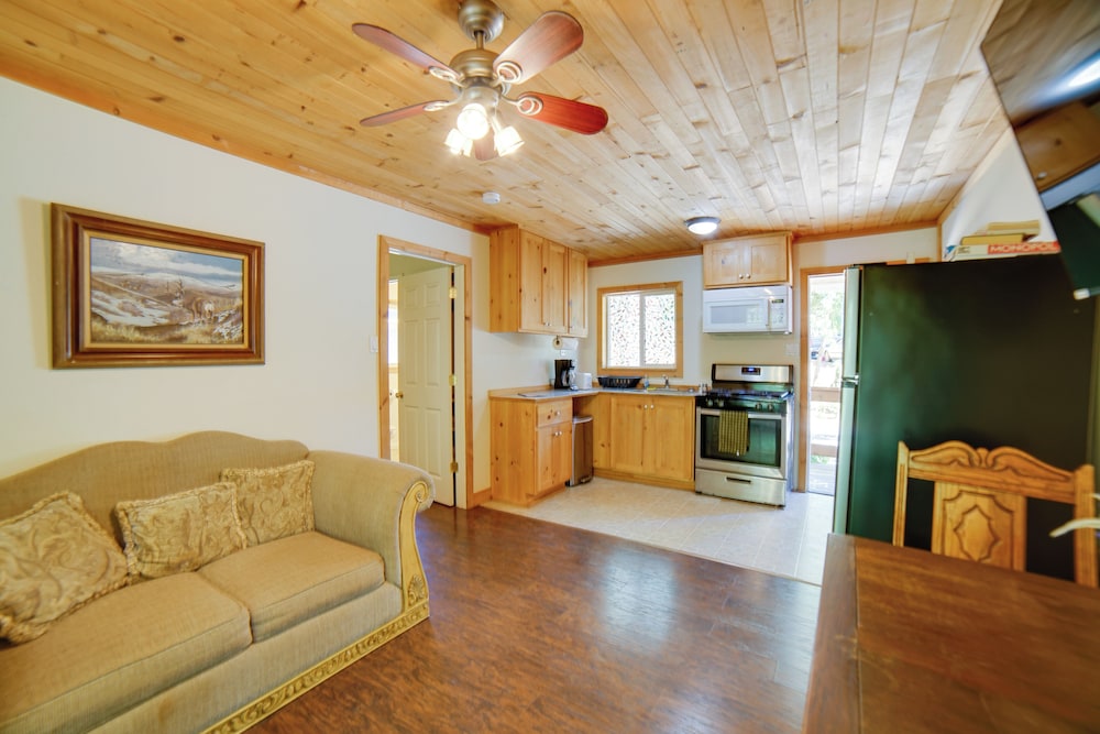 Golf & Hike: Cobb Mountain Cabin in Scenic Forest!