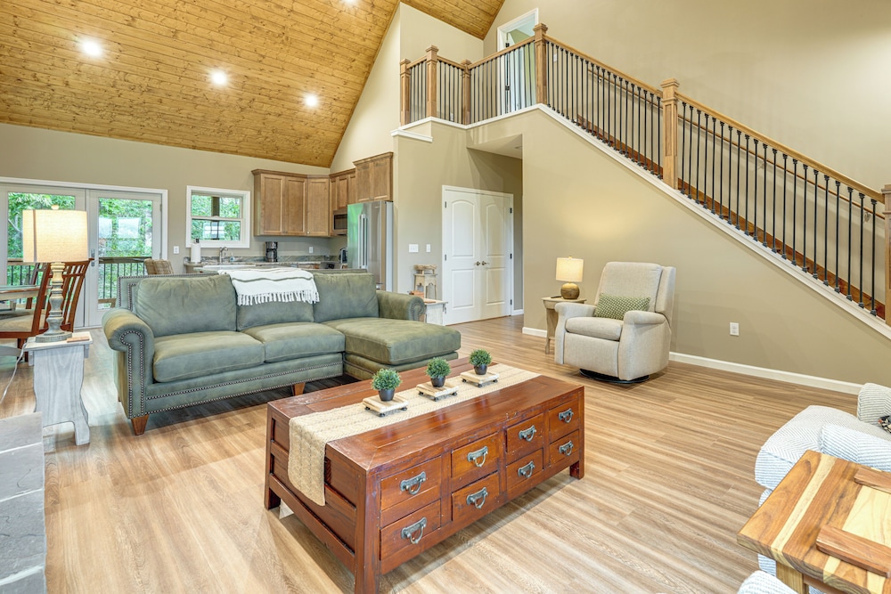 Long-range Views: Blue Ridge Mtn Cabin w/ 3 Decks