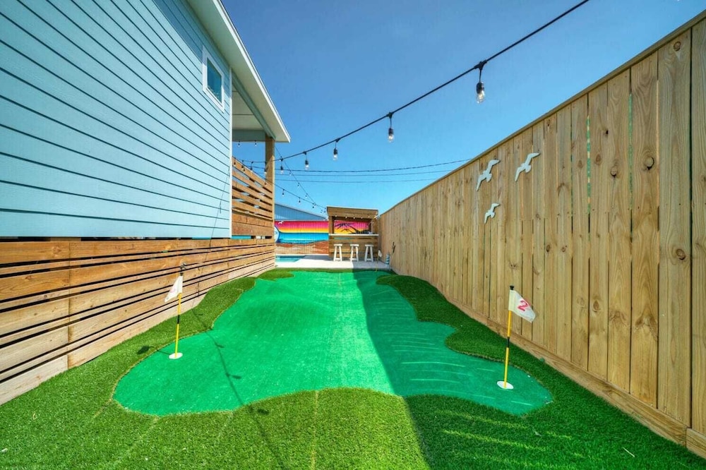 Sleeps 22! 2 Homes Priv Pool, Putting Green, Bar, Deck, Prime Port A Location