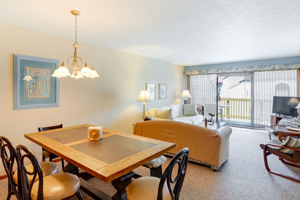 Port Clinton Condo w/ Community Pool & Hot Tub! view 3