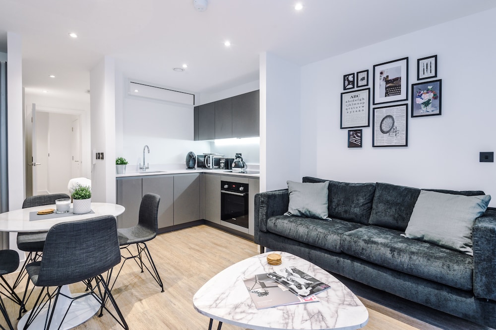 Hilltop Serviced Apartments - Piccadilly view 2