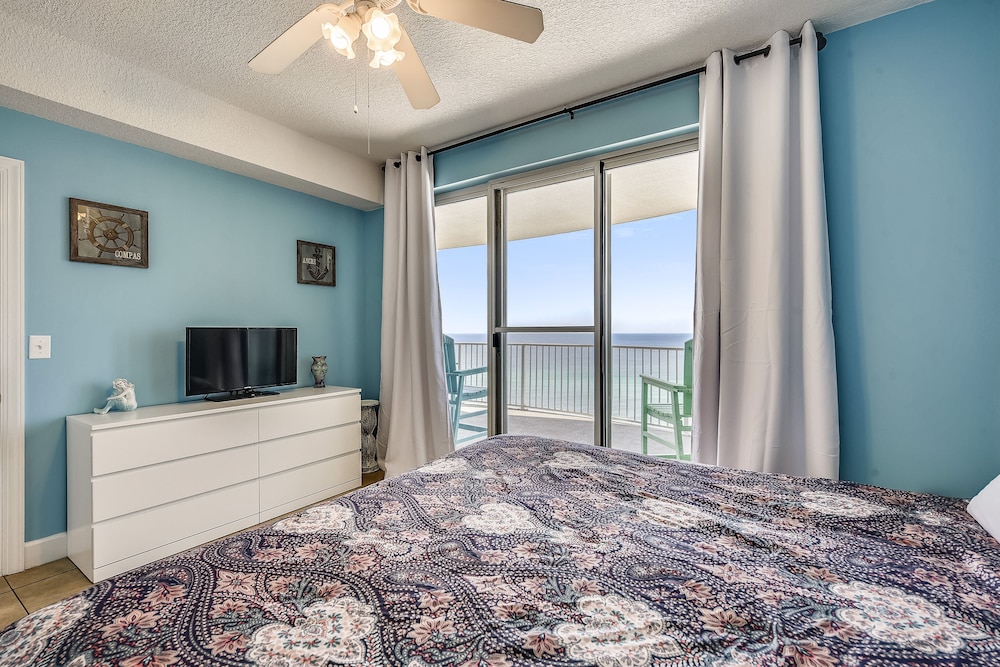 Twin Palms by Book That Condo