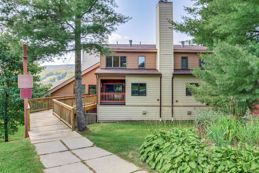 'bearfoot Apres' Mtn-view Condo < 1 Mi to Mt Snow!