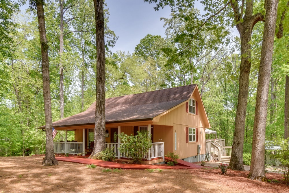 The Lake Place Cabin w/ Golf Cart & Free Kayaks! view 4