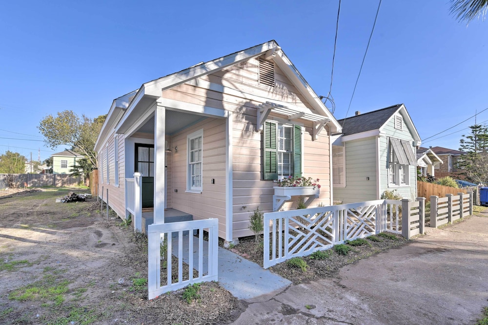 Near Beach & Strand: Bright Cottage in Galveston