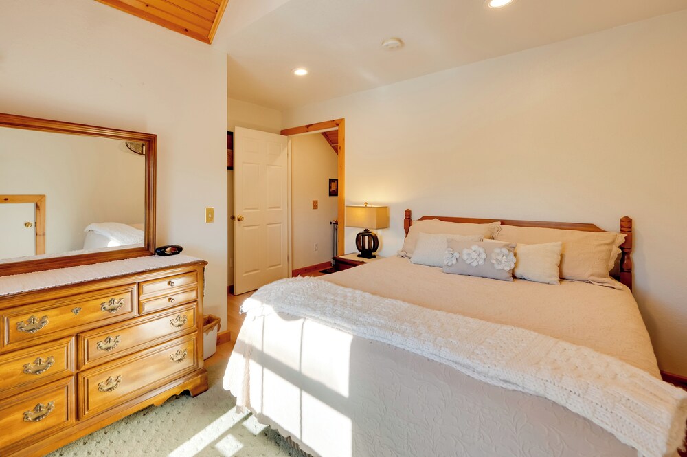 Apartment w/ Balcony & Lake View in Newport!