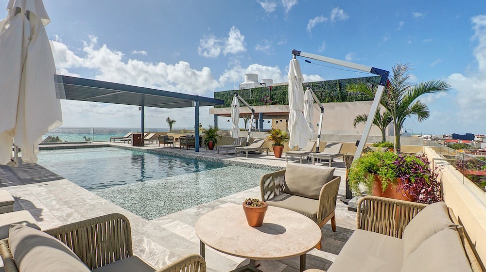 Condos with Oceanview Rooftop Pool