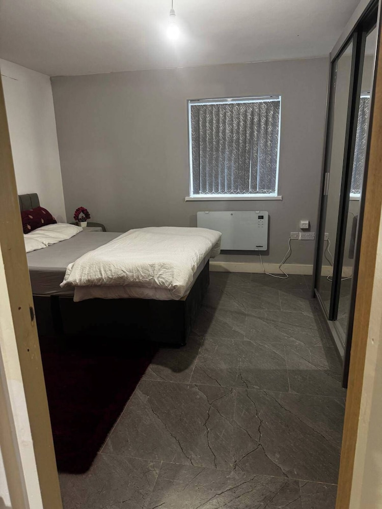 Cosy Central Home - Sleeps 5, Free Parking & Patio