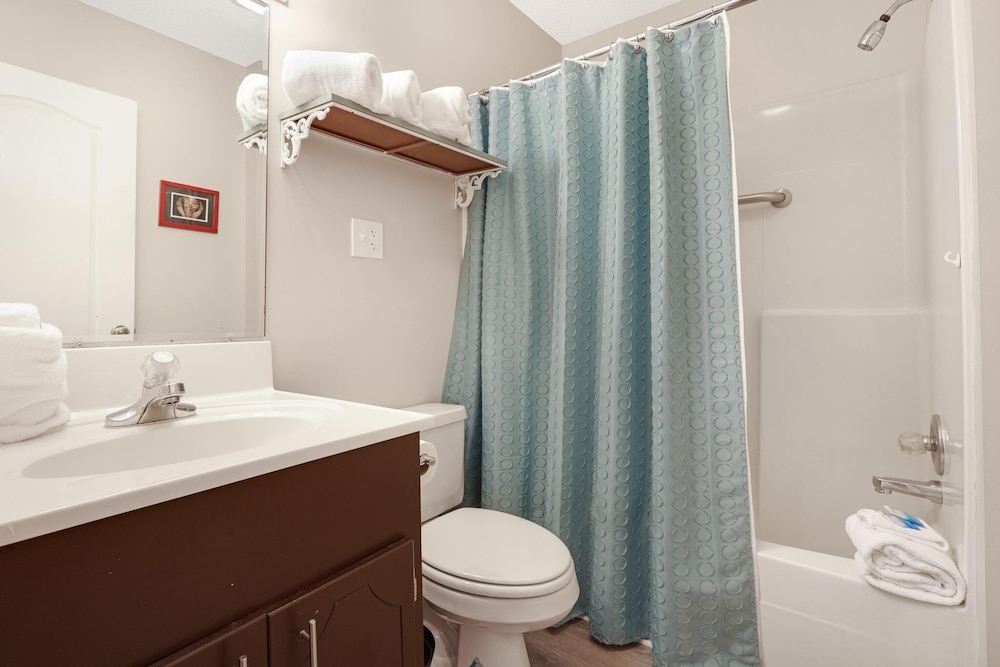 White Lane 3 Bedroom Home by RedAwning view 3