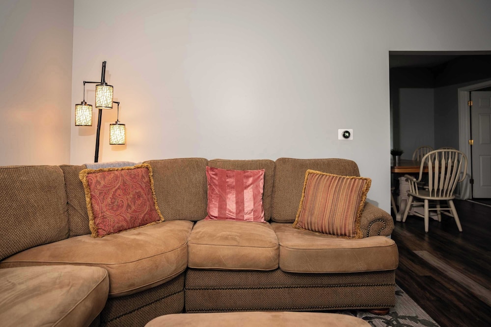 Three Blocks From Paradise Cozy Home for 8 Near Lake Geneva