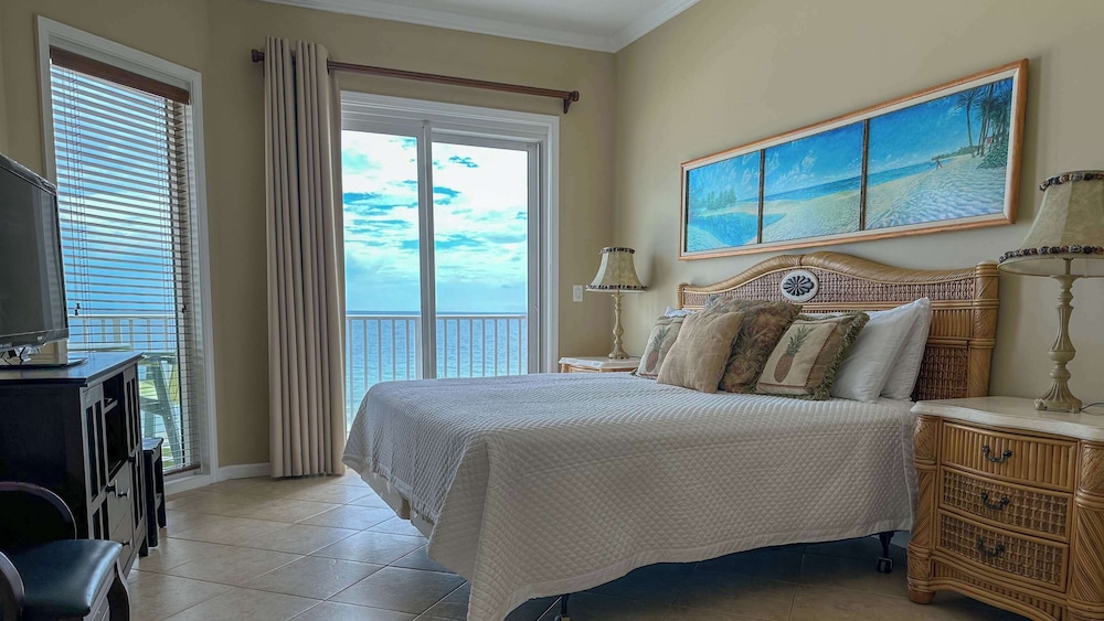Spacious 3-bedroom Beachfront Condo Pool, Large Balcony