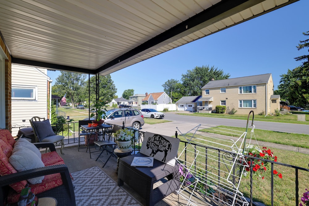 Large Private Yard: Home 14 Mi to Niagara Falls!