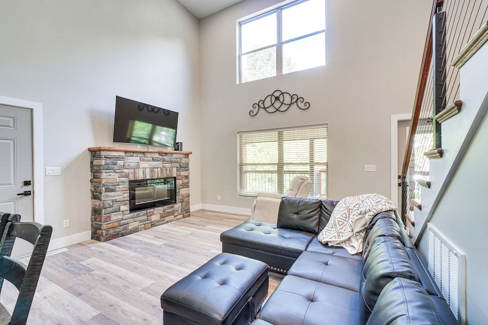 Private Hot Tub: Serene Family Home in Sevierville
