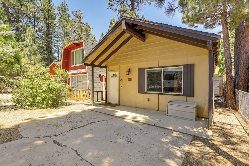 2 Mi to Big Bear Lake: Family-friendly Cabin view 3