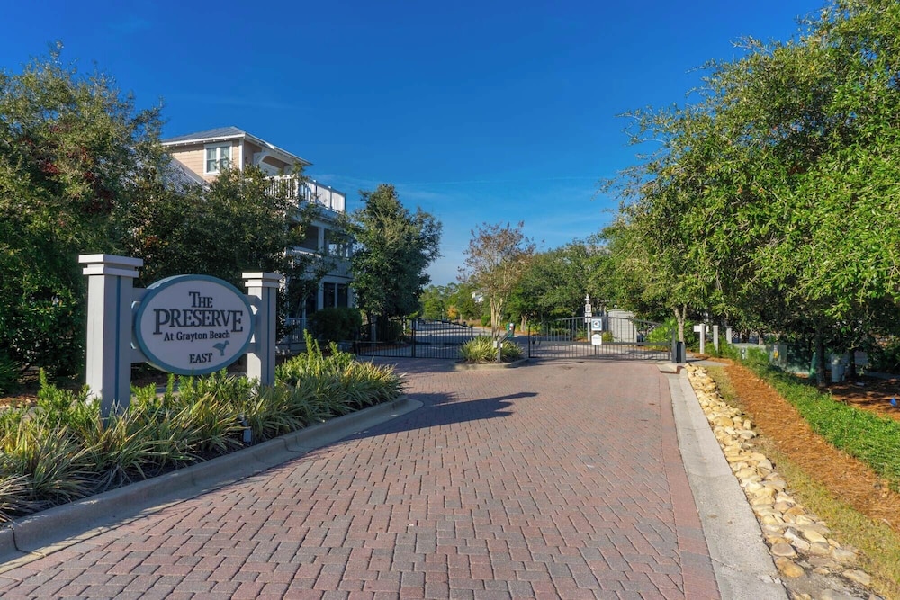Aquamarine! Sleeps 12! Close to Community Pool! Private Beach Access!