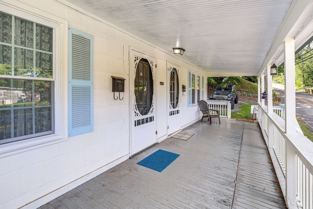 Walk to Main Street! Home in Historic Jonesborough