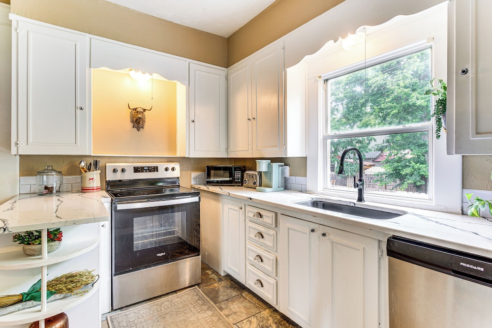 Walk to Downtown: Historic Guthrie Home on Mansur