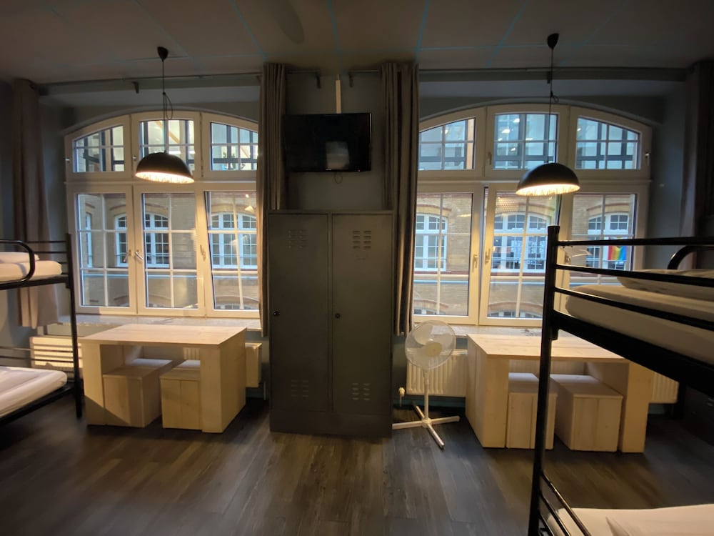 Singer109 Hostel