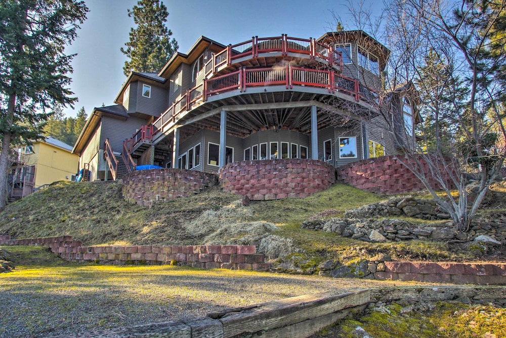 Luxurious Liberty Lake Hideaway w/ Hot Tub! view 4