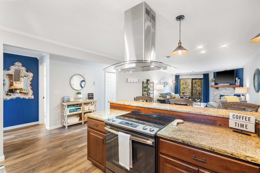 Blue Royale Retreat - Condo for 6