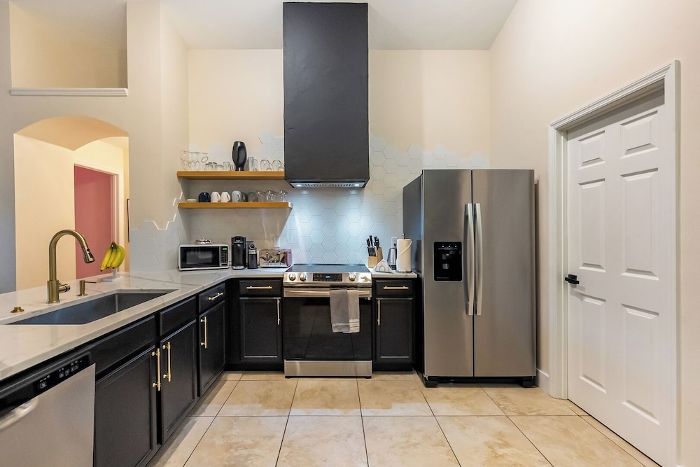 Cozy Queen BR + Pool Access Near Disney