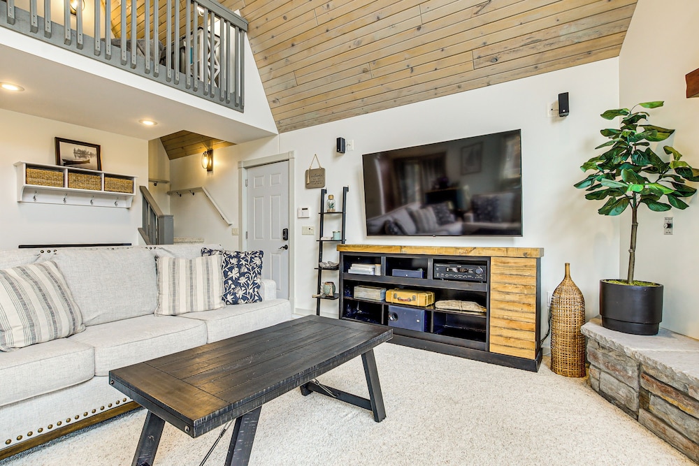 2 Mi to Sand Valley: Family Getaway w/ Deck!