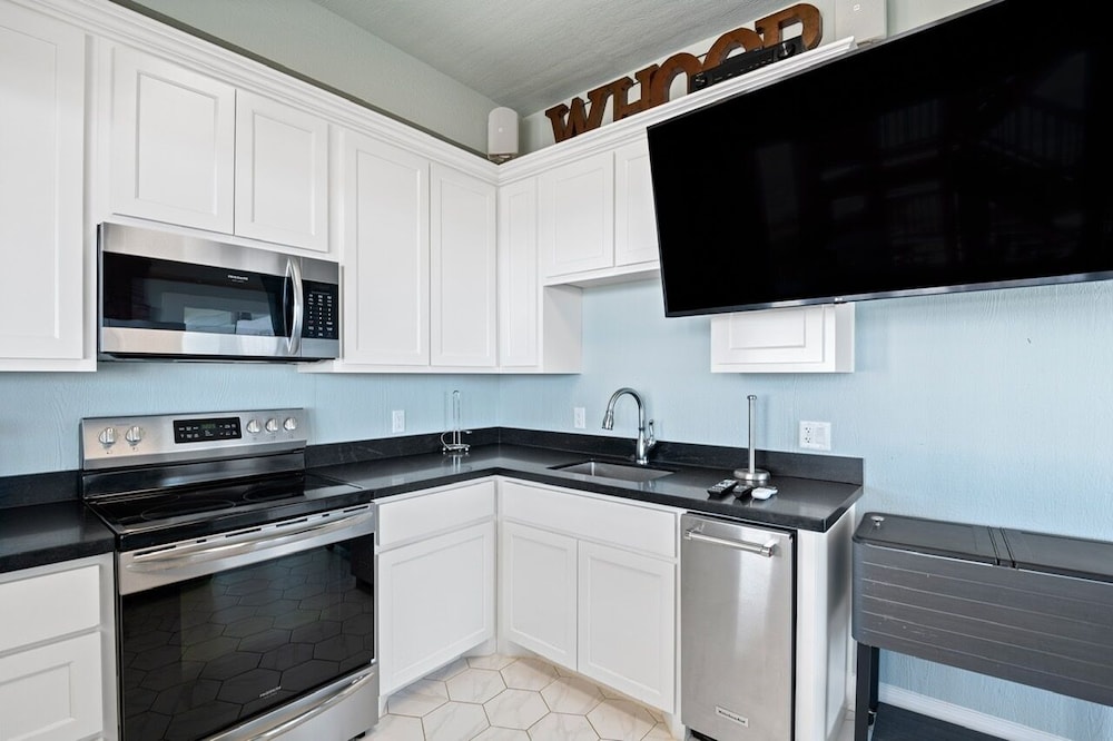 Deja Blue 5 Bedroom Home by RedAwning