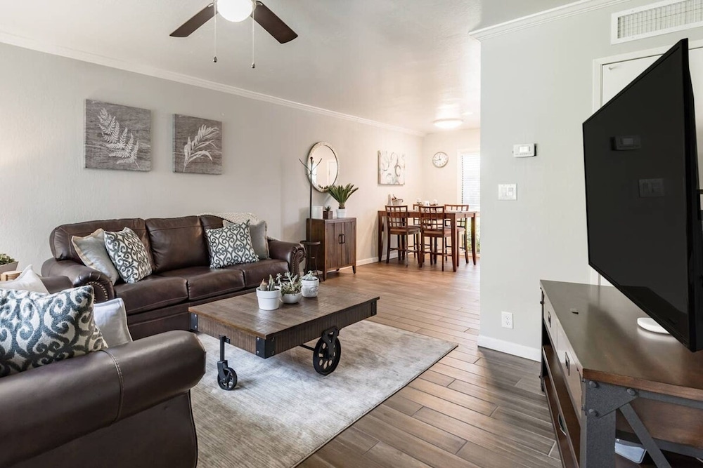 Rustic Modern Townhouse Old Town 4 Heated Pools