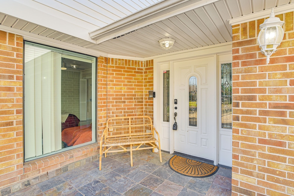 Shop & Explore: Duplex Unit 8 Mi to NRG Stadium!