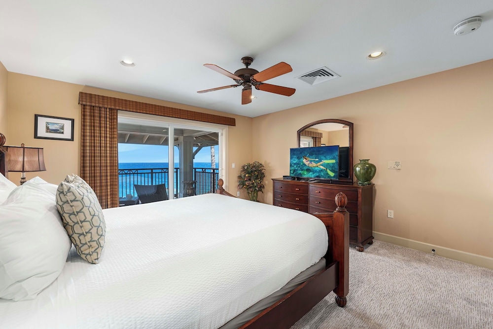 Direct Ocean Front - AC - Concierge Included - Ocean Viewing Lanai & Near Shops! -vrkcv