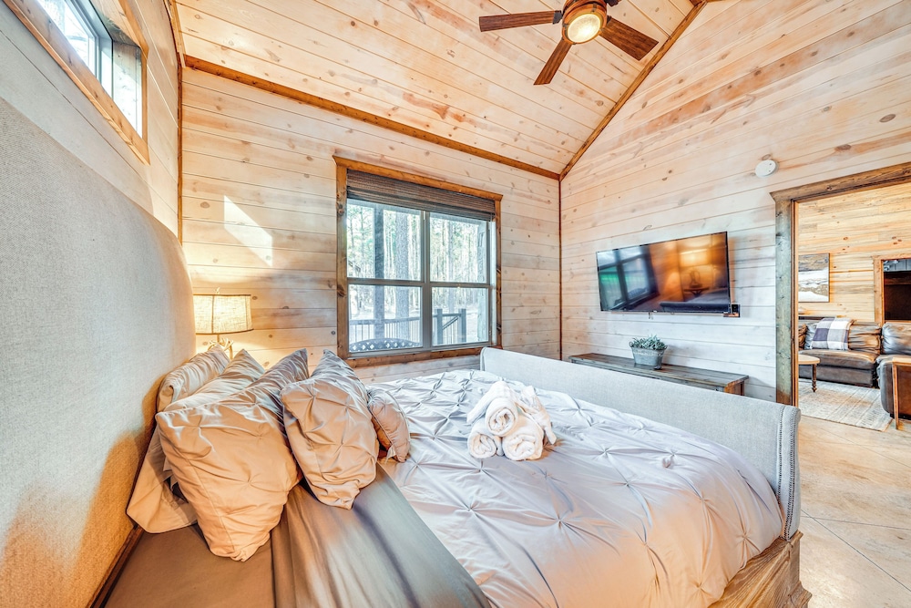 Hot Tub & Game Room: Spacious Cabin in Broken Bow!