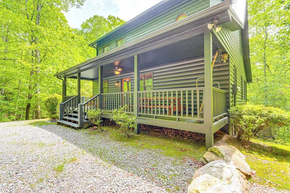 5 Mi to Dtwn Blue Ridge: Spacious Cabin w/ Hot Tub