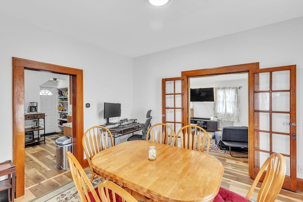 Cozy Getaway With Hot Tub, Patio & Fenced Yard 3 Bedroom Home