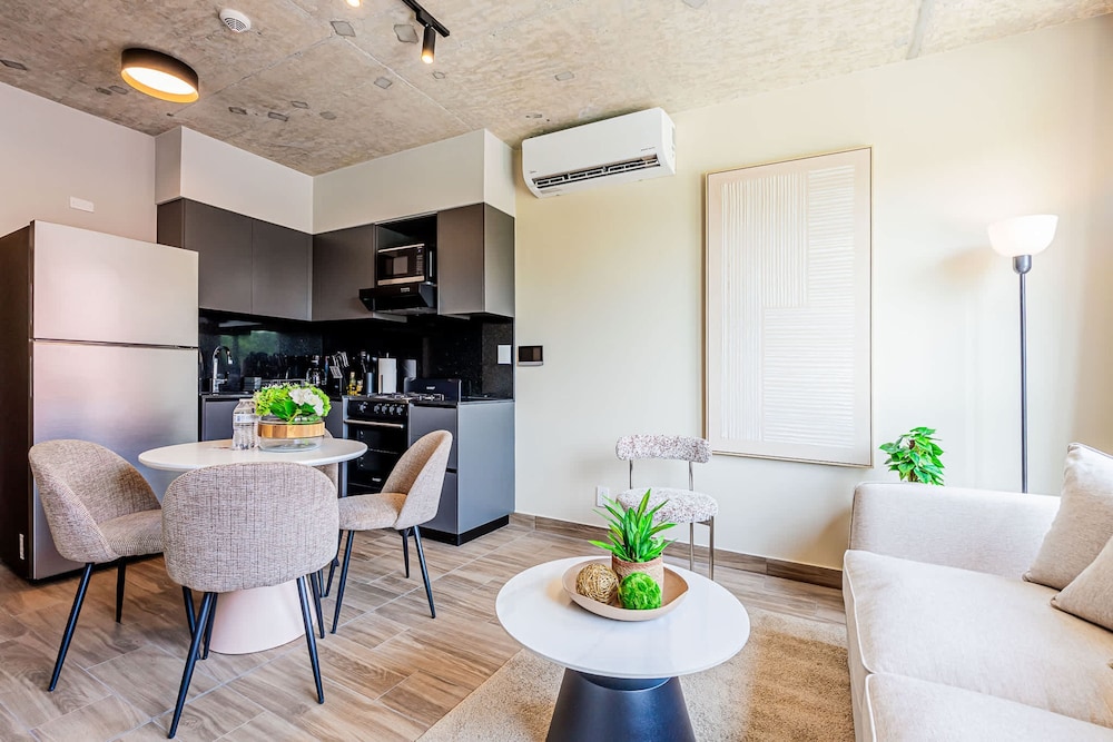 w Splendid 1BR in the Heart of Centriqo