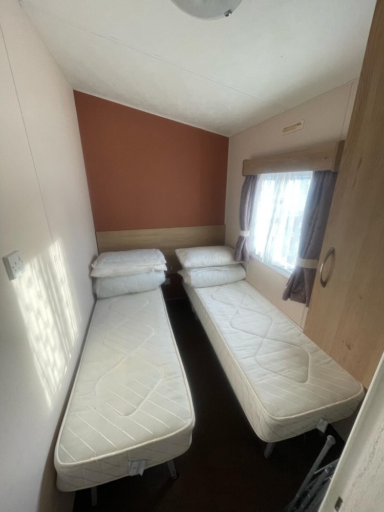 3 Bed Caravan - Sleeps 8 - Pets - Parking - Wifi