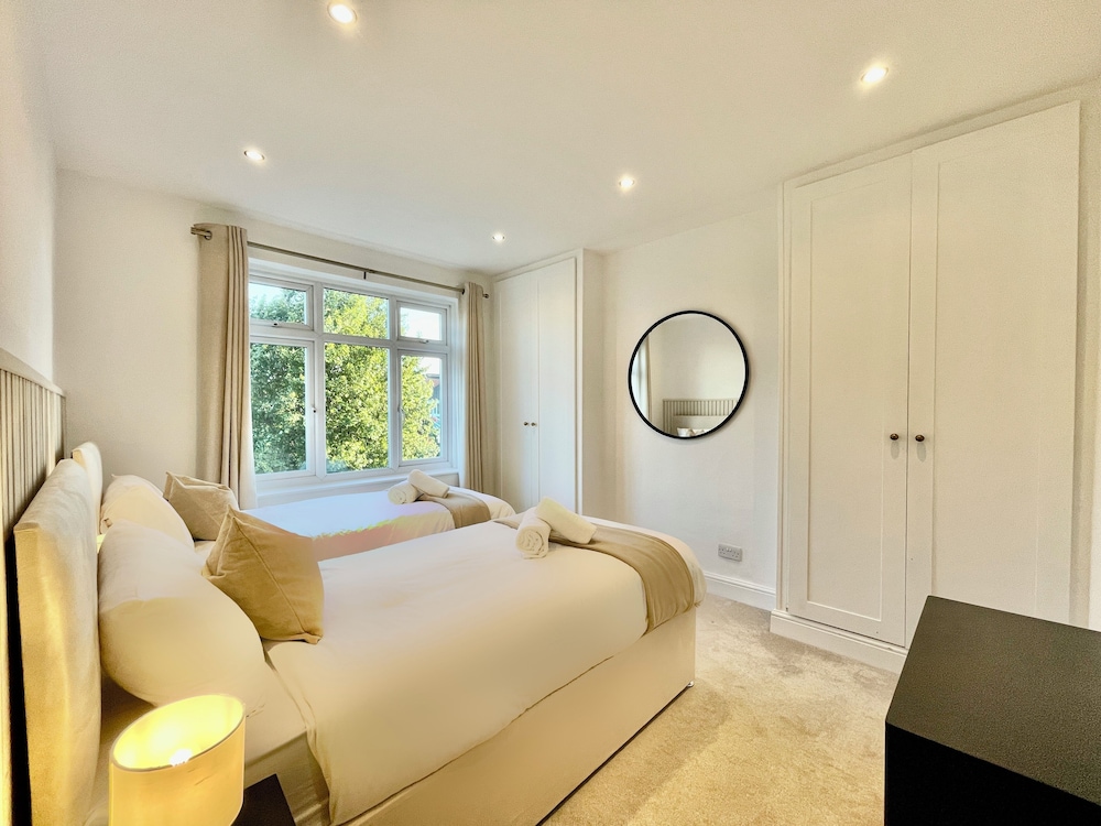 Stylish 3-bed House in Hornchurch - Free Parking view 2