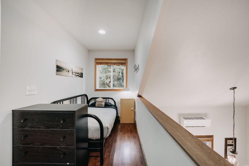 Mt Baker Rim Cabin 24 - Hot Tub, Wifi, Air Conditioning, Sleeps 8