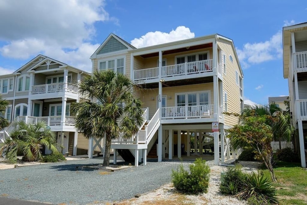Casa De La Playa 4 Bedroom Home by RedAwning