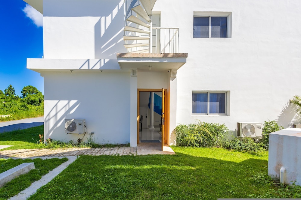 New Modern 2-lvl Punta Cana Villa in Gated Community With Private Pool Rooftop Jacuzzi