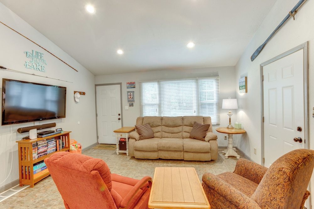Walk to Lake Hamlin: Cottage Near Boat Launch
