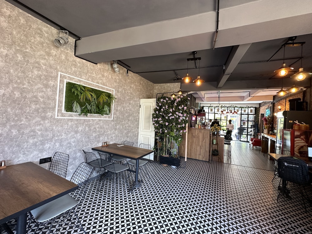 Black Art Otel - Image 14