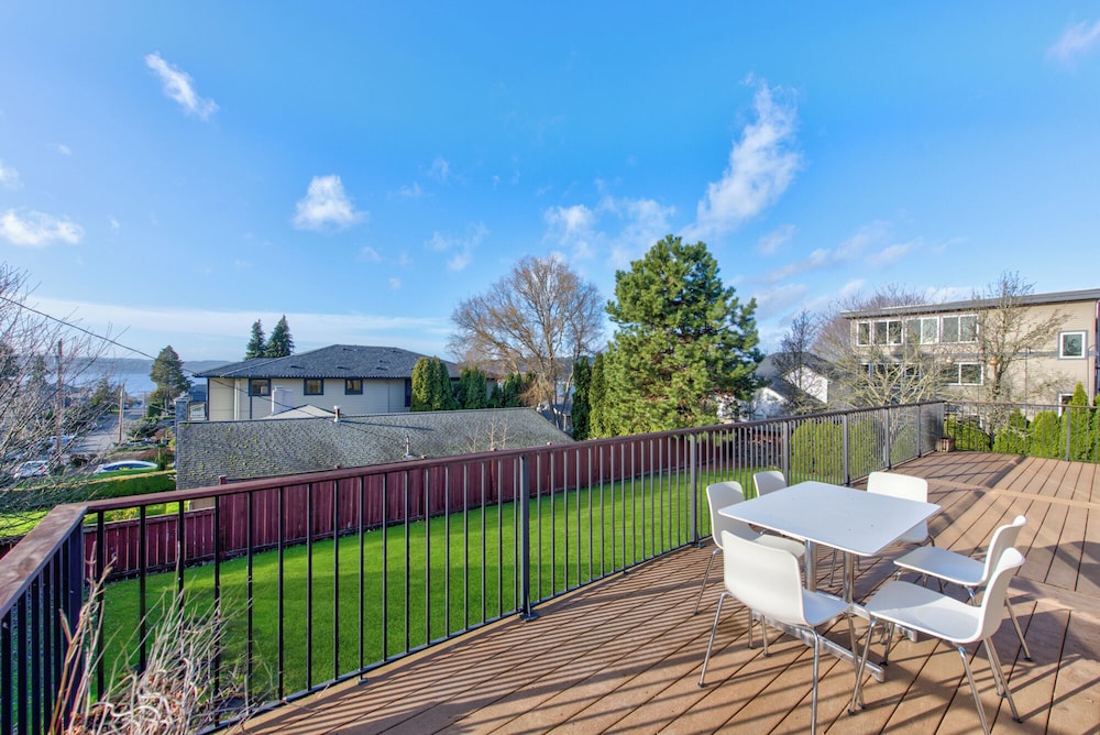 Renton Lakeside Oasis, Lakeview, 4B 2.5B, Spacious