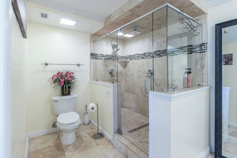 3BR Gulf-front Luxury w/ Pool Bar & Spa Baths