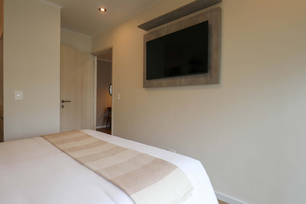 w Elegant 2BR w Balcony Near Larcomar