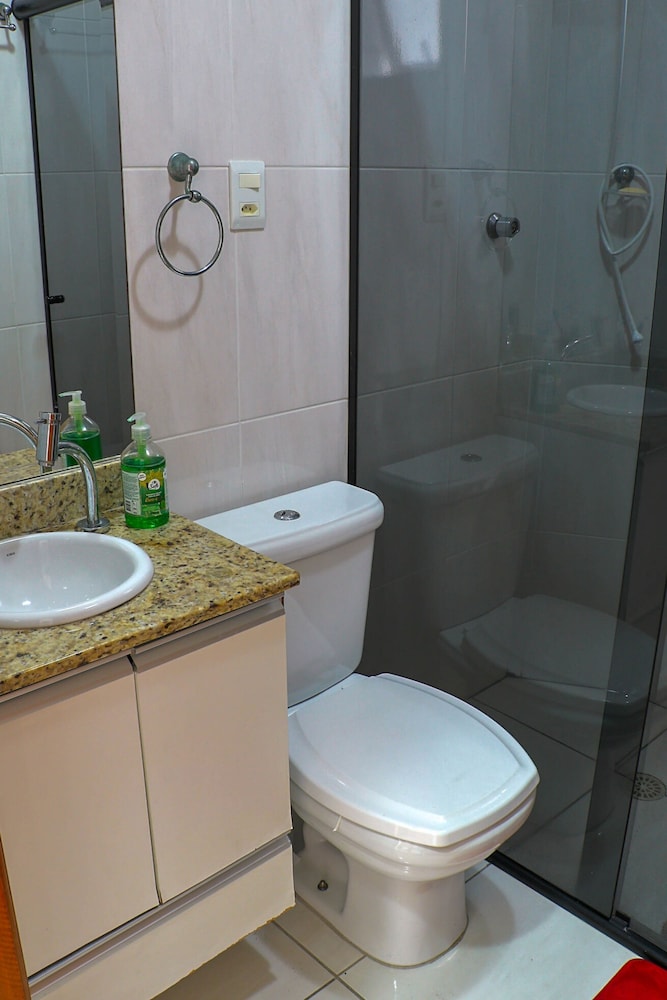Apto com Wi-fi ar Cond e Garagem 100m da Praia